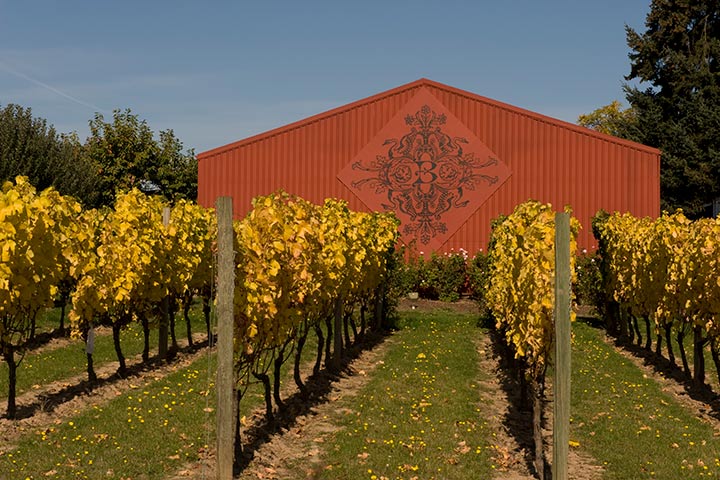 FOUR GRACES Vineyards Barn