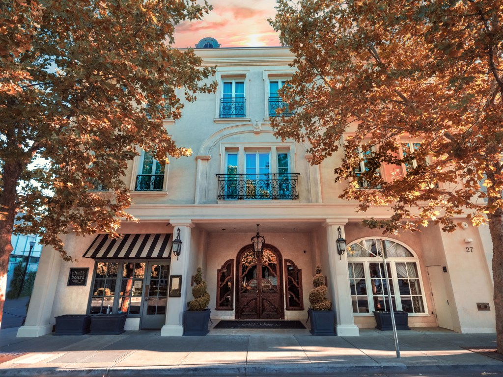 Exterior view of Hotel Les Mars in Downtown Healdsburg.