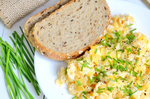 Scrambled eggs with wholemeal bread and fresh chives
